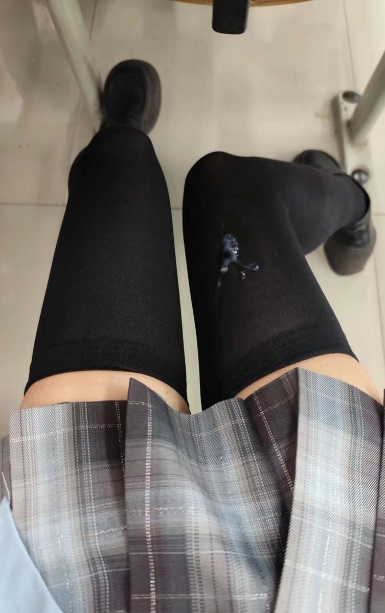 linyawen2004's tweet photo. 啊啊啊刚刚深喉脑袋一片空白，现在教室坐下来才发现，没注意裙子底下黑丝上还有一小坨，怎么办怎么办，不会被旁边的人发现吧！！！！ #鸡巴套子 #女神婊 #肉便器 #反差婊 #羞辱 #高压胁迫 ＃淫女 https://t.co/yQl4qkPdJw