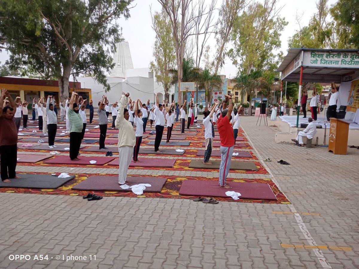 Saurabh03175653's tweet image. *Important update-IDY 2024 *
#CscGramPanchayatThaskaMiranji Bl Ismailabad
Koisk own. Sourabh
#CSCPeYoga, #CSCYogaWithFamily, #YogaForSelfAndSociety, #IDY2024, tagging @moayush, @CSCegov_, and @CSCSPV_Health.