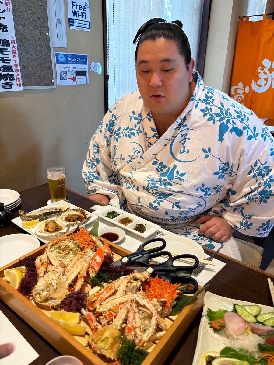 函館に出かけたそうです。 美味しそうです。 #二子山部屋 #狼雅 #大相撲
