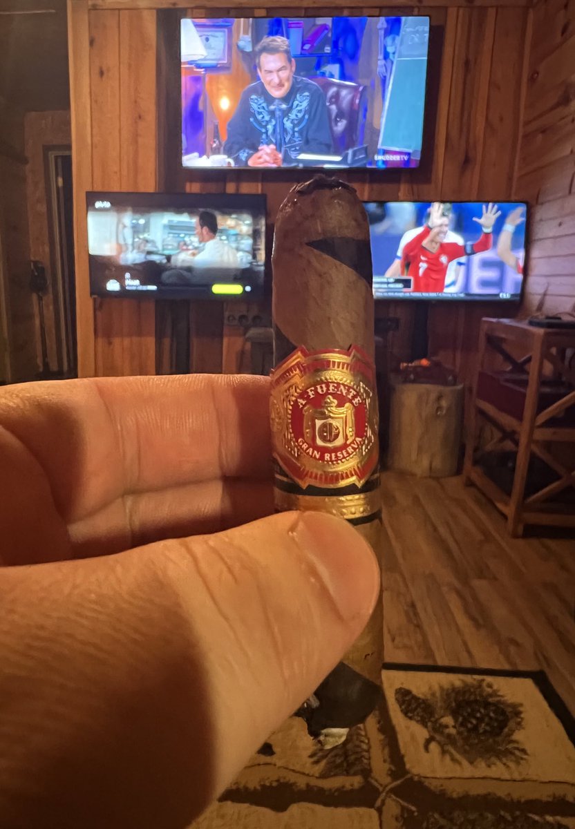 TheDaveMags's tweet photo. Enjoying a AF Hemingway Between the Lines @AFuenteCigars and #TheLastDriveIn featuring Suitable Flesh. TVs are lit with Heat and NED/FRA replay.
#MutantFam #SuitableFlesh #ShudderTV
#FuenteFriday https://t.co/pwFA40A70A