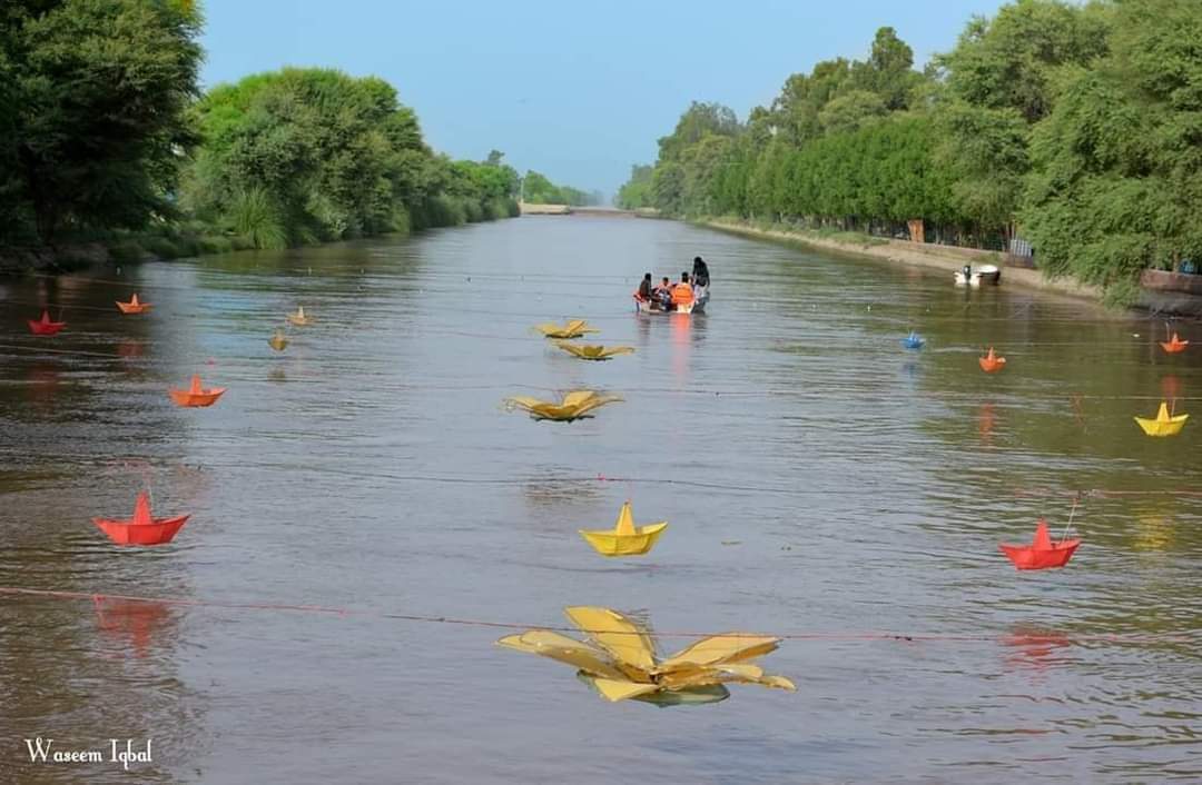 خدا کا شکر کہ ٫ اُس نے میری ھنسی لے لی
وہ مجھ سے ٫ نعمتِ گِریہ بھی چِھین سکتا تھا 

"عدنان محسن"