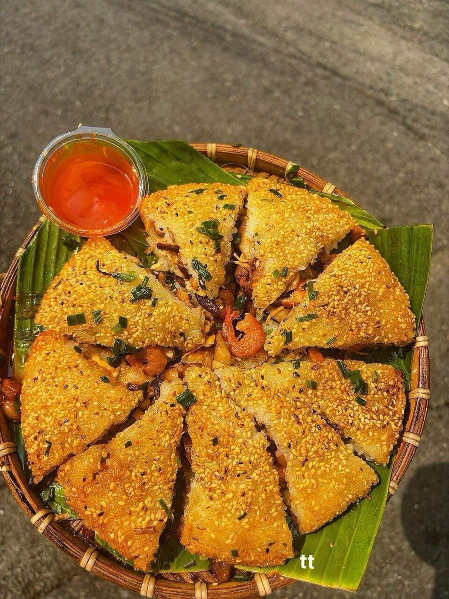 Xôi chiên với tương ớt