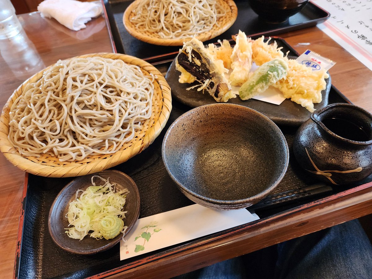kazuhiro_nikki's tweet photo. 今日は、かかさんとリスナー��んと東金で人気のお蕎麦屋さん、花月庵に来ました〜☺️😽🐯

おいしい〜👌 https://t.co/sPHzKxveEF