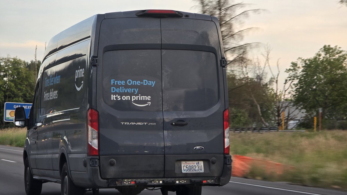 Giffdev's tweet photo. @amazon your employee driving this car was literally holding his phone up to the steering wheel and watching TV or YouTube on it while driving. Super unsafe https://t.co/wuOL5EhHef
