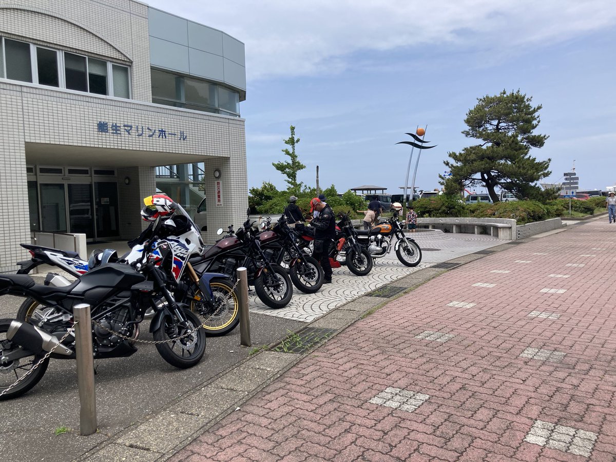 今日はお客様と新潟までツーリングに来ておりますー
ほんとなら「そろそろ梅雨明けしろやー！」
っていうタイミングで梅雨入り、、、
今日の夜から雨らしいのでギリギリセーフでした。