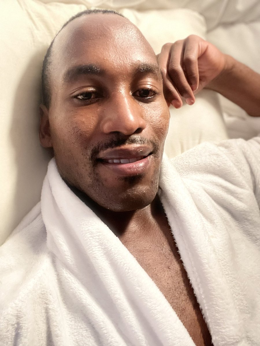 Mediasm8's tweet photo. @naira_sempa @vickiecakes224 I was just saying good night https://t.co/F72DWeJxFI