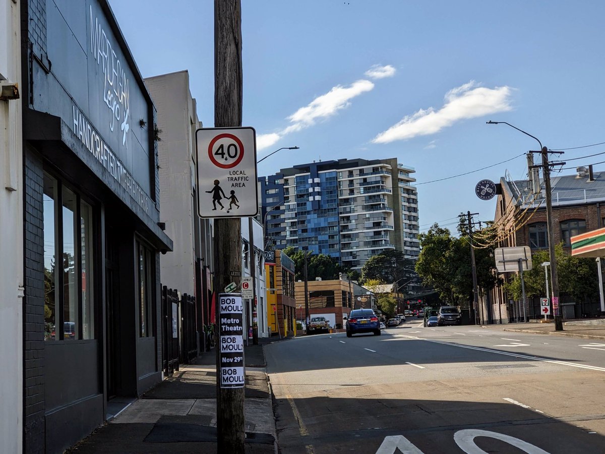 Fractal10's tweet image. 40 K Local Traffic Area sign on start of Pyrmont Bridge Rd at Parramatta Rd, but narrow side street (Chester St, a bike route) is 50. Should be an easy fix @IWCouncil #love30