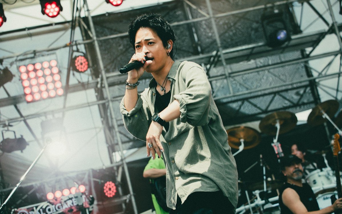 yon_fes's tweet photo. 【速報レポート！】
YON FES初日トップからTHE ORAL CIGARETTESのノンストップ脳天ブローに狂って乱れてキッズ爆発。キスしてハグしてマジカル鳴らしてバグったら世界を真っ二つにする朝イチ死ぬ気のウォールオブデス勃発！雨をブッ飛ばす天すら共犯にしたYON FES開幕！ 
#ヨンフェス
📸ヤマダマサヒロ https://t.co/9UAsuhkxtV