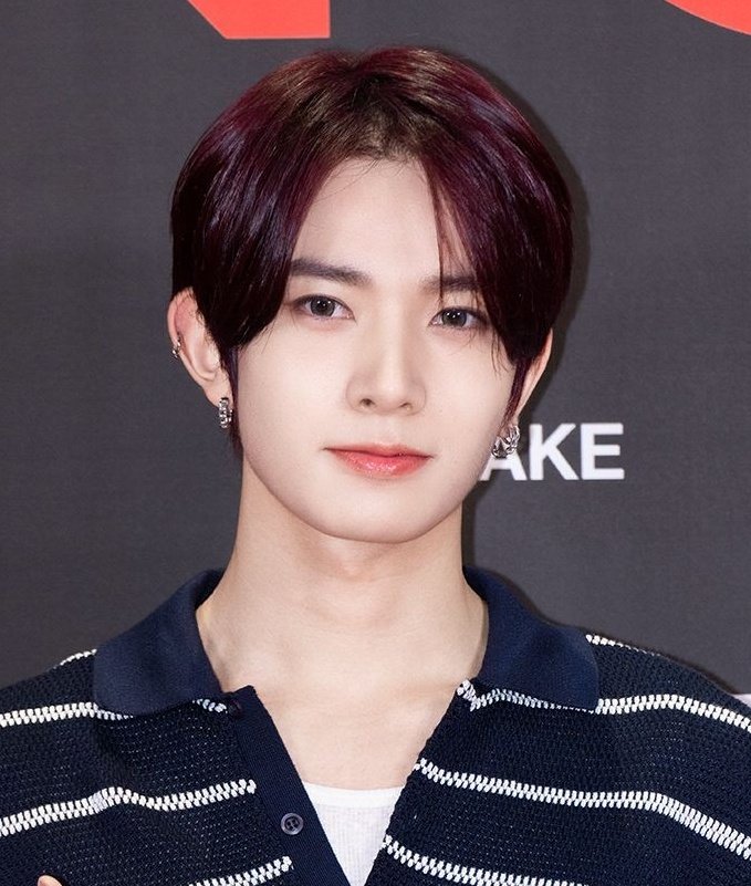 เชื่อ100% ว่าตามีเสน่ห์น่าดึงดูด ยิ่งฮีซึงใส่คอนแทคเลนส์ ยิ่งหยุดโฟกัสไม่ได้ 🥺