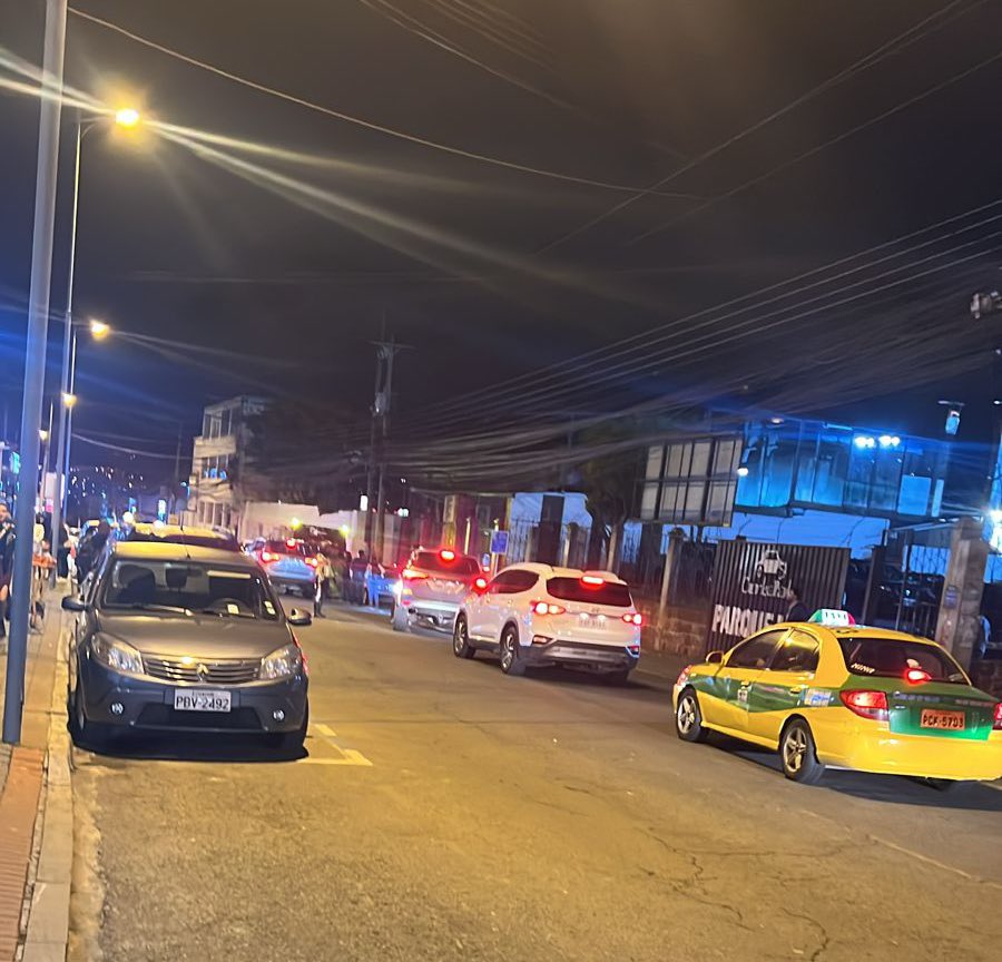 Señores <a href="/AMT_Quito/">AMTQuito</a> ya son 5 meses de operativos en las mismas calles de #cumbaya cerrando vías, bloqueado la zona azul, impidiendo el acceso a los locales comerciales, la pérdidas económicas son inmensurables, y los delincuentes roban y secuestran a cuadras, porque ya saben que