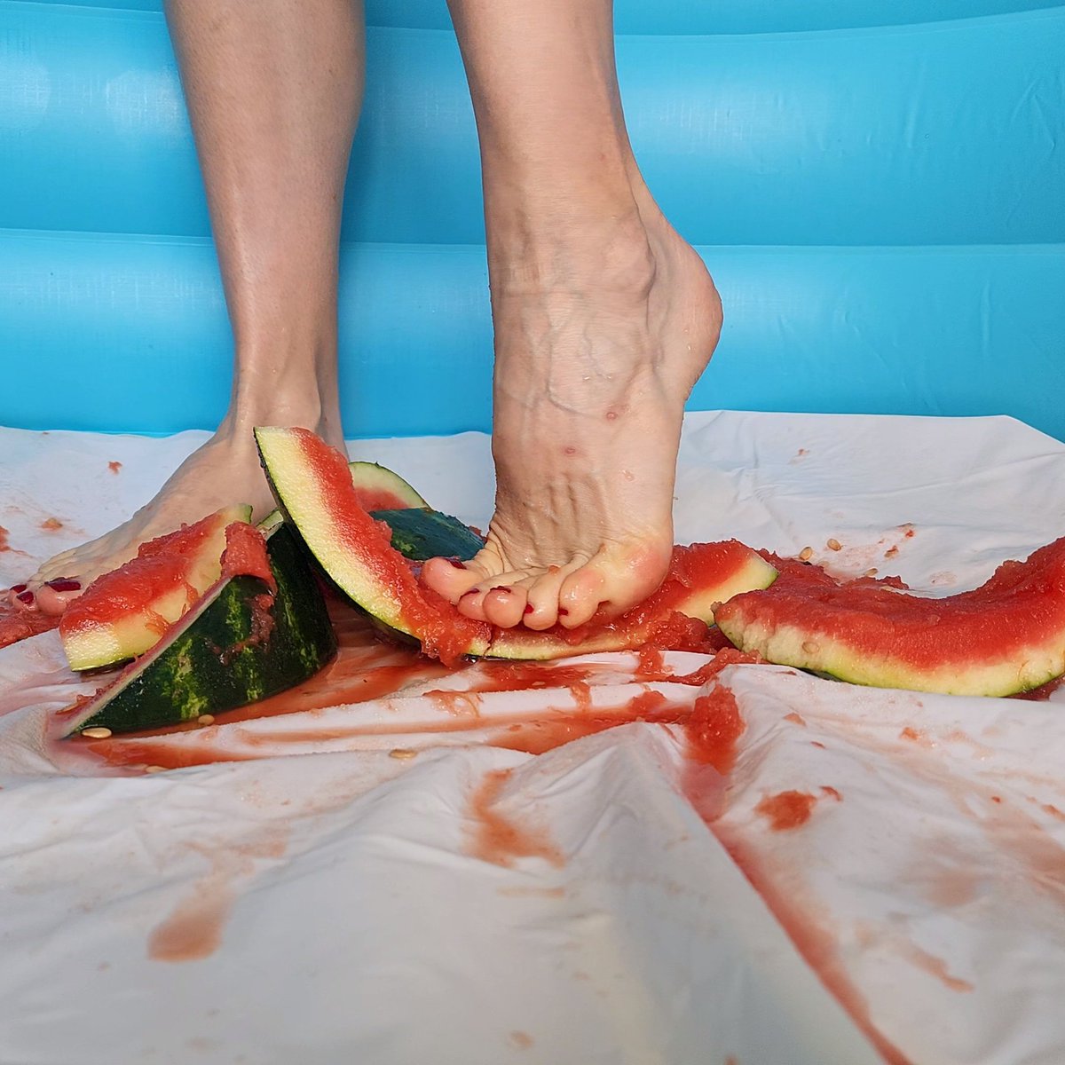 _FRUITSMASH_'s tweet photo. Watermelon smash ππ¦π
#fruitsmash #fruit #smash #delicious #juicy #sounds #asmr #squish #squash #feet #feetpictures #footpics #feetmodels #feetmodel #footmodel #footmodels #feetgram #Onlyfan #makeamess #rednails #pedicure #feetpics #longtoes #higharches #higharchedfeet https://t.co/7C2eX2kZPL