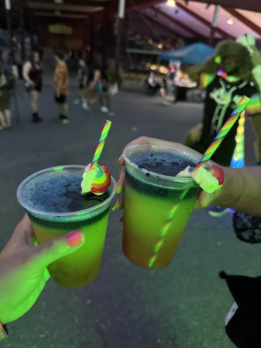 GinaLipere's tweet photo. Celebrating love at @Lunarfairenj 🌈 https://t.co/KkFu3cTzTF
