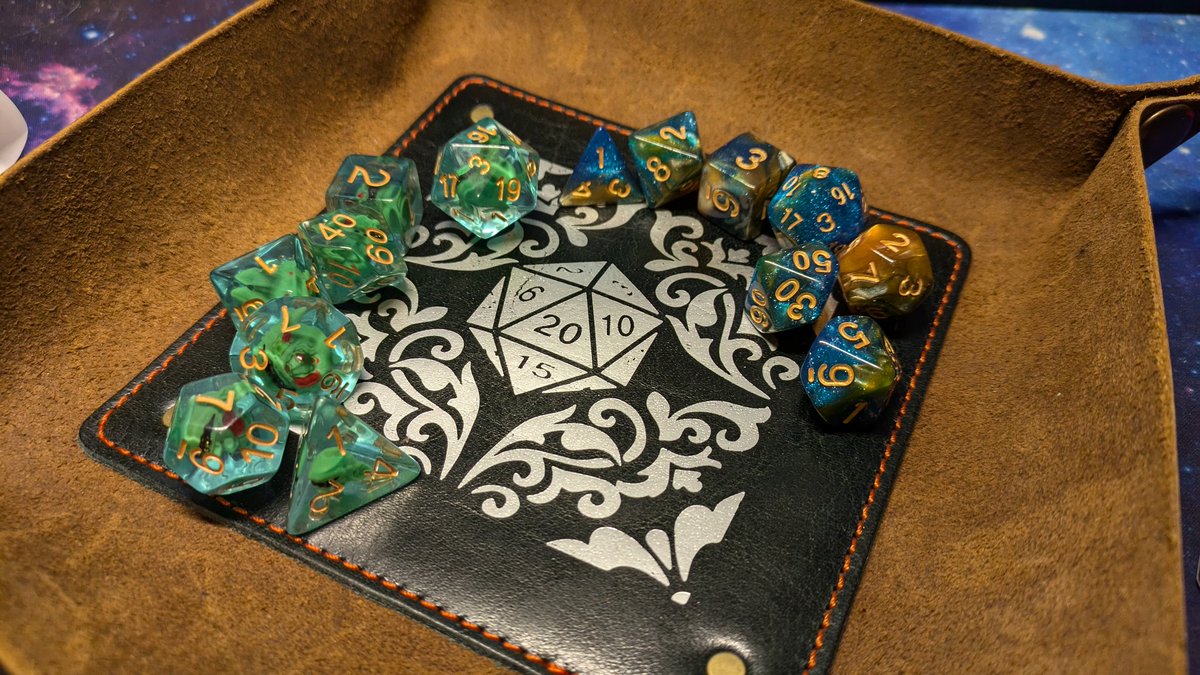 I got myself some dice and a rolling tray for my Birthday 💕