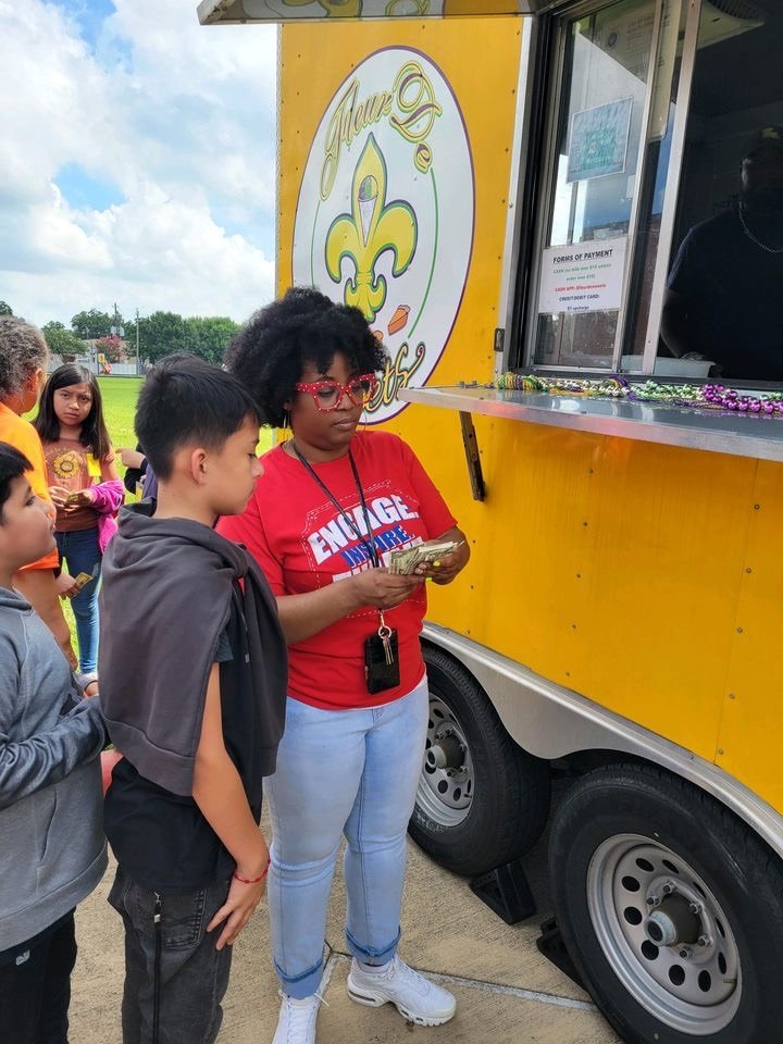 alief_middle's tweet image. Shout Out to Ms. Johnson for organizing the snow cone truck for the 4 programs at AMS this summer! The snow cones were delicious! 😋 | #SUCCESSnothingless | @APBlair_ @TheInnerZirkle @AliefCounseling @alief_middle @Sroninub2Newby @AliefISD @AliefPASS @AlbWellness @aliefmiddlessl