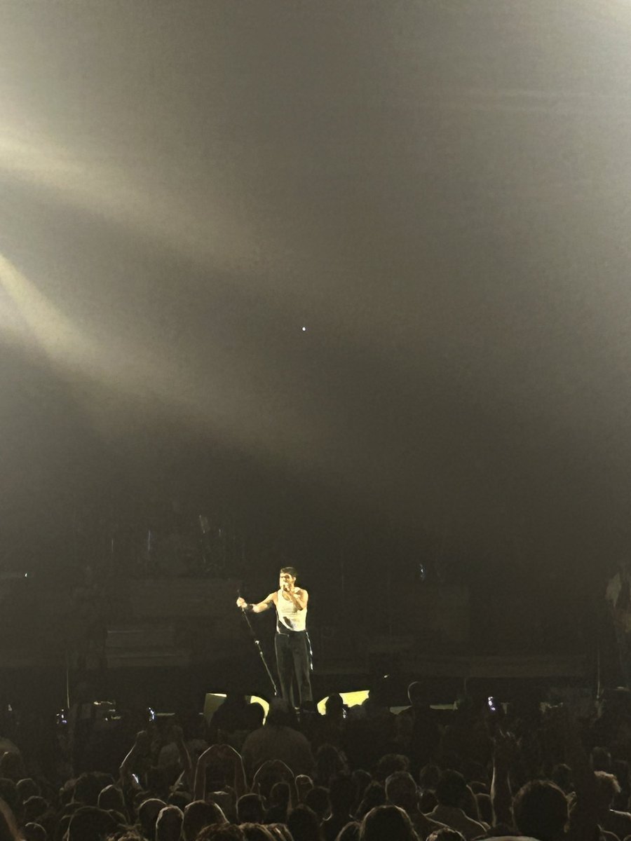 firsttimehoran's tweet photo. Once again thank you @NiallOfficial for the BEST night of my life ever 🥺 https://t.co/6s9QbpFJTK