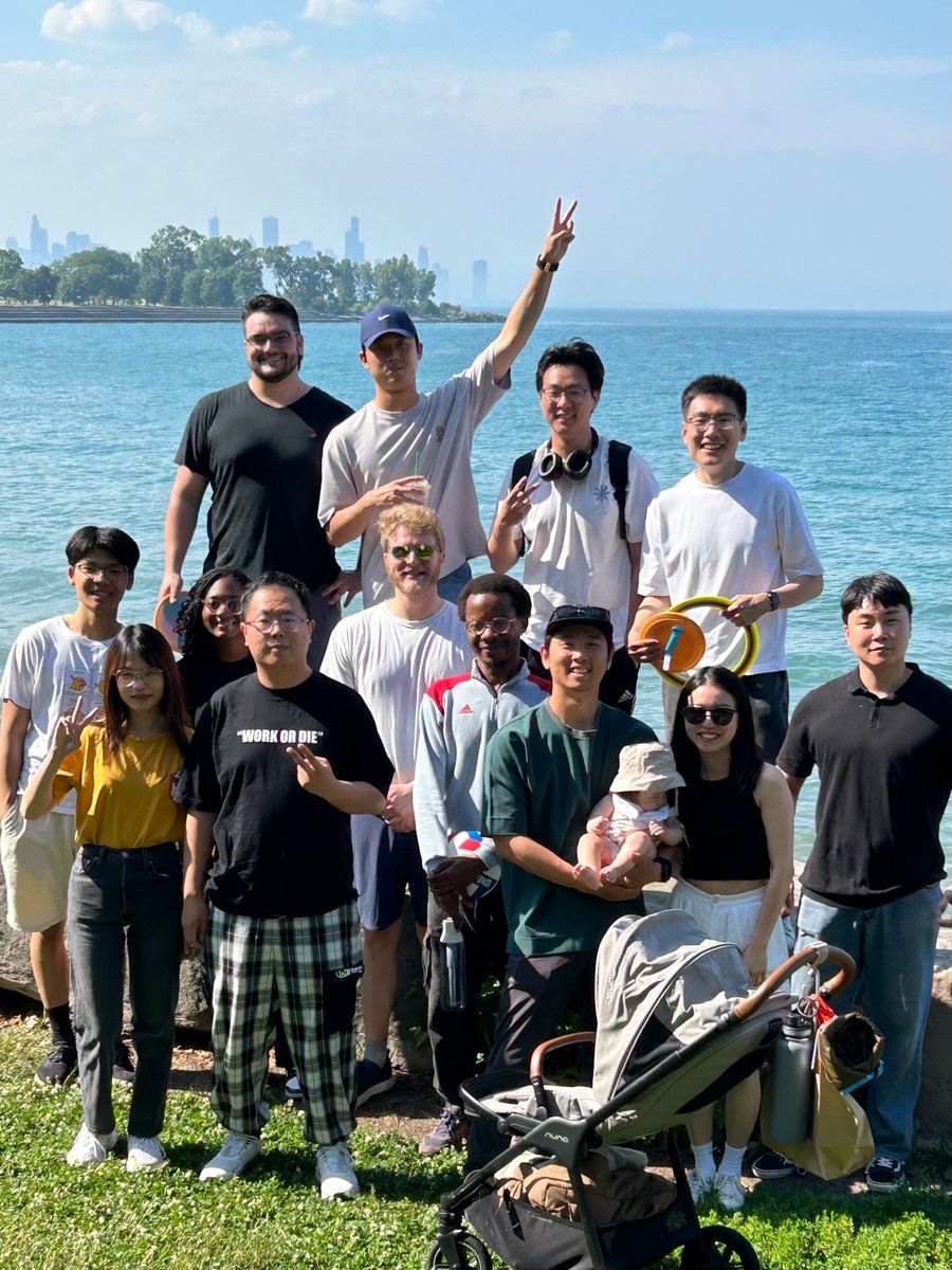 LESC_Public's tweet photo. ☀️ LESC dual sites outdoor activity!

 Uchicago site enjoyed a beautiful day near Lake Michigan, filled with sightseeing and sports! Meanwhile, the UCSD site explored the vibrant campus. Perfect weather, happy faces, and lots of relaxation all around. 🏖️🏞️🎾 https://t.co/IAa5UBKibb