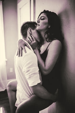 SexxxoSentido's tweet photo. Cúbreme 
con tus besos
de los pies 
hasta el cuello
y que en mi piel
queden impresos
como una declaración
de amor y deseo...
...que el candor de tus labios
me mojen en exceso 🌹🔥💋

#Cómplice #besARTE https://t.co/u77TteeVjq