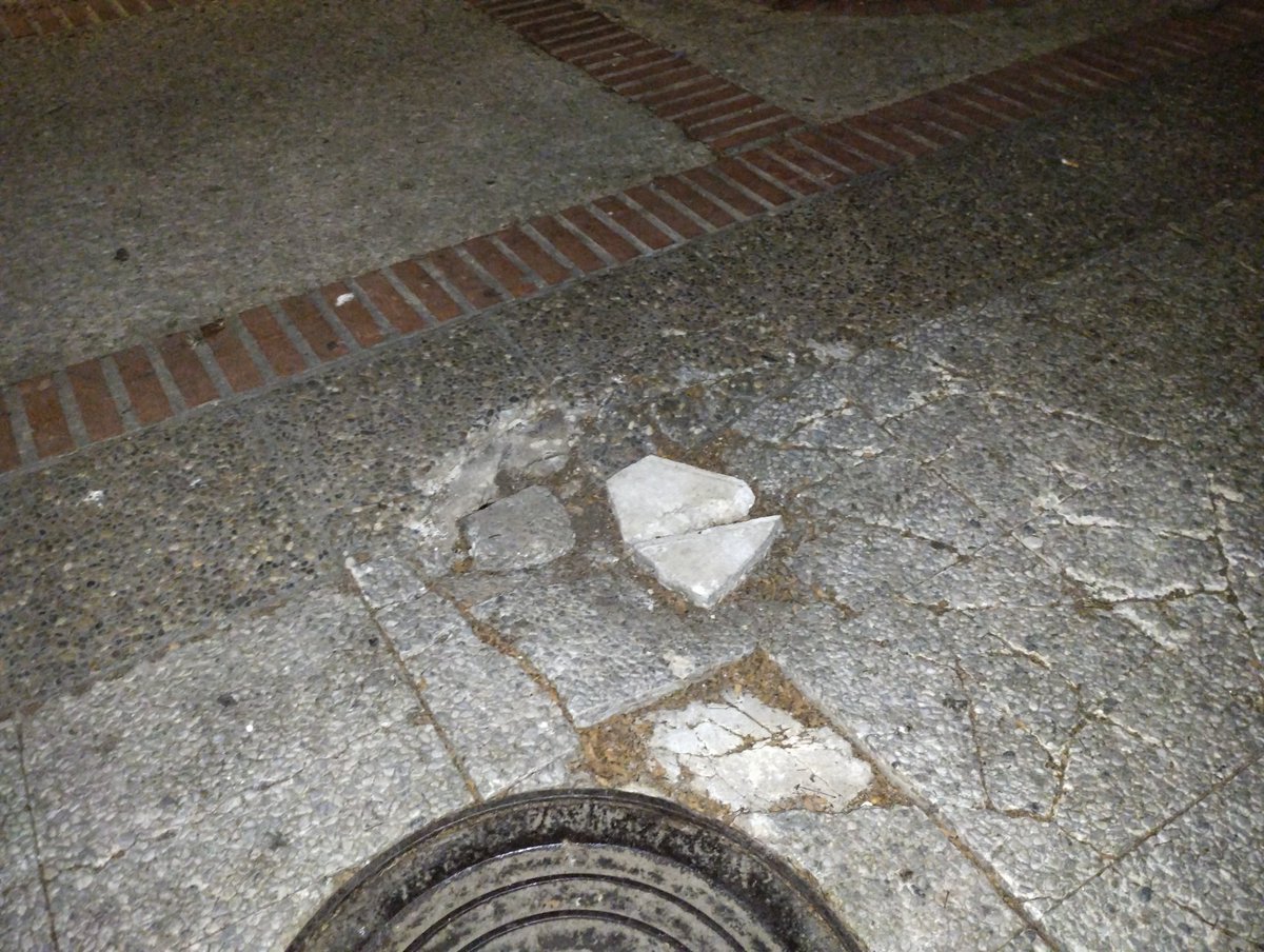 InmaFopiani1's tweet photo. @CadizAbandonada 
Socavón en calle Arillo entre el 27 y 28. Salen animales no deseados.... https://t.co/hb5wN5sWX1