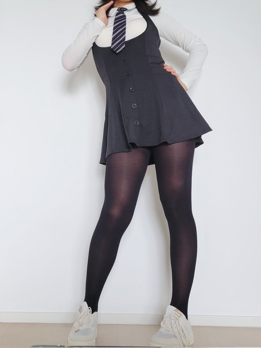 CutieWhitty's tweet photo. 搬家暂住来广州啦，新买的裙子到了，但是穿上怎么感觉这么短，基本就到大腿根齐平pp了。穿这身出门的话，风一吹裙子下的丝袜和内裤就要露出来了。多希望有人可以带我一起出门呢

#伪娘 #女装大佬 #男娘 #伪街 #crossdresser #CD https://t.co/Vke6fL7QYu