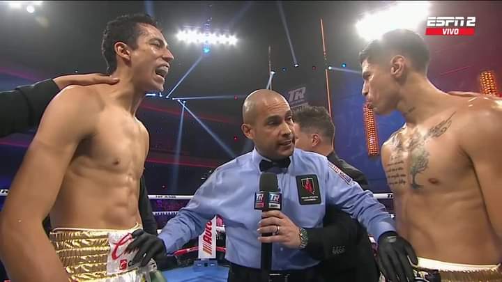 robicobe's tweet image. WBO MUNDIAL PLUMA.
GUERRA MEXICANA.
Foto : espnknockout
Gracias norsportoficial por el auspicio.
@rafa_espinoza vs @chirino_oax
Ganó Espinoza KOT 4  y retuvo WBO PLUMA  tras derribar tres veces a Chirino  en los rounds  1⃣ ;  3⃣  y  4⃣ .Fue paliza.