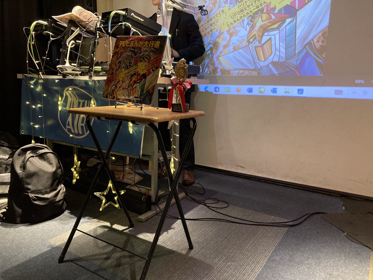 MawaAni_22's tweet image. #鋼鉄ジーグ のビクター版、ちょくちょく歌詞は間違えているのはご愛嬌(笑)。

みんな大好き #藤井健 さん、やはり良いお声だ…。

#まわアニ