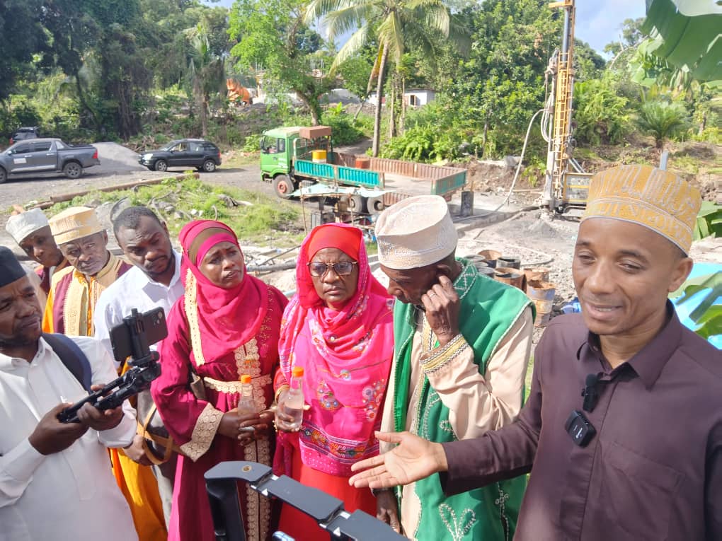 PNUD Comores (@pnud_comores) on Twitter photo 🚰Succès du test de pompage du forage à #Mkazi ! Les bénéficiaires de Mkazi, Bambao Yadju, Moroni Sahara, et dela région d'Itsandra voient leur rêve d'eau potable devenir réalité grâce au projet co-financé par le <a href="/theGCF/">Green Climate Fund</a> et le <a href="/PNUD_Comores/">PNUD Comores</a> <a href="/Er2cC/">Projet ER2C Comores/ PNUD-GCF</a> #EauPotable #Résilience 🚰Succès du test de pompage du forage à #Mkazi ! Les bénéficiaires de Mkazi, Bambao Yadju, Moroni Sahara, et dela région d'Itsandra voient leur rêve d'eau potable devenir réalité grâce au projet co-financé par le <a href="/theGCF/">Green Climate Fund</a> et le <a href="/PNUD_Comores/">PNUD Comores</a> <a href="/Er2cC/">Projet ER2C Comores/ PNUD-GCF</a> #EauPotable #Résilience