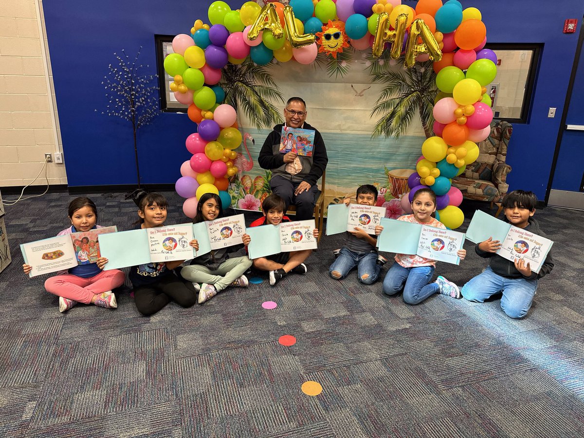 On Tuesday, I signed copies of DO I BELONG HERE? to students at Pharr, Texas. Each student received a book.

El martes, firme copias de ¿ES ESTE MI LUGAR? para estudiantes de Pharr, Texas. Cada estudiante recibió un libro.