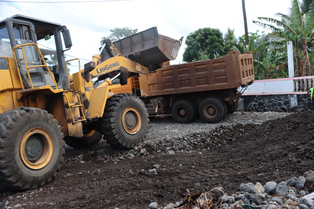 PNUD Comores (@pnud_comores) on Twitter photo La Direction Générale de la Sécurité Civile, avec le soutien financier et technique du @PNUDComores, a lancé des travaux d’urgence de curage et nettoyage des rivières de #Mitsoudje à hauteur de 77 millions KMF pour 45 jours. #PréventionInondations <a href="/rafeek931/">rafick Abdallah</a> <a href="/Samil_JN/">Samil Chakira</a> La Direction Générale de la Sécurité Civile, avec le soutien financier et technique du @PNUDComores, a lancé des travaux d’urgence de curage et nettoyage des rivières de #Mitsoudje à hauteur de 77 millions KMF pour 45 jours. #PréventionInondations <a href="/rafeek931/">rafick Abdallah</a> <a href="/Samil_JN/">Samil Chakira</a>