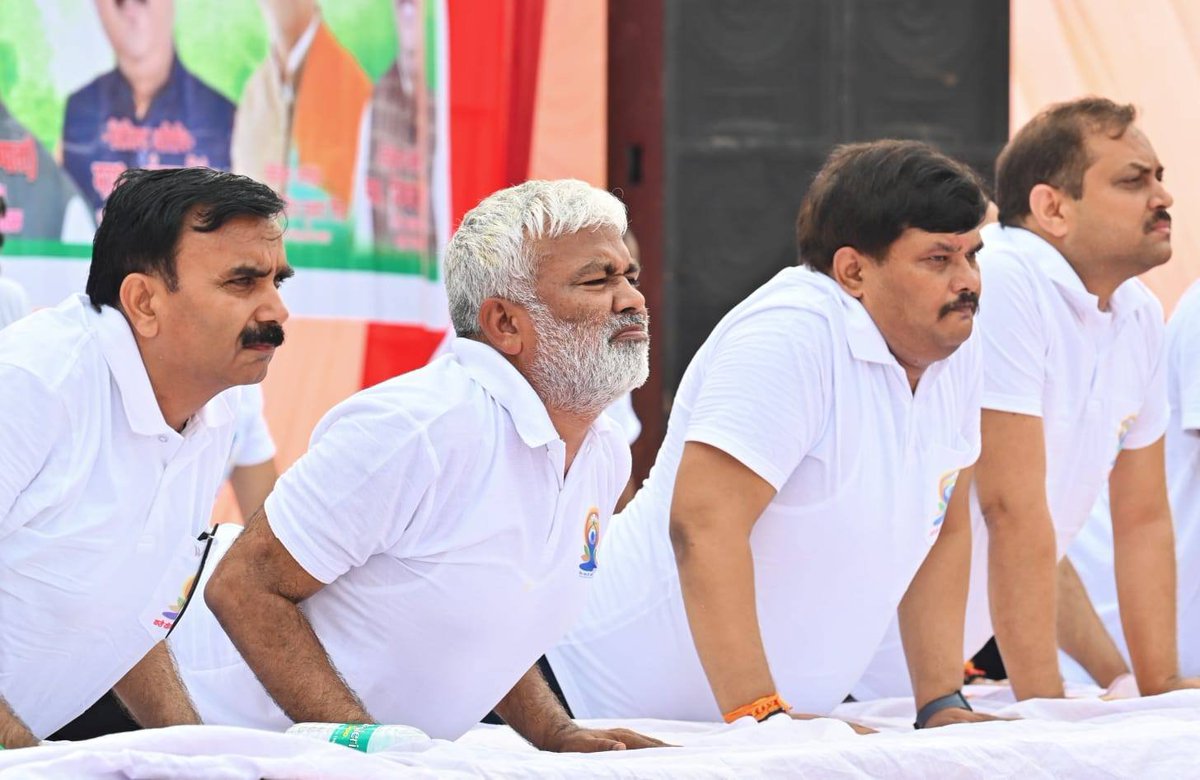 swatantrabjp's tweet photo. आज प्रातः गंगागंज, लखनऊ में पतंजलि योग समिति व भारत स्वाभिमान ट्रस्ट के तत्वावधान में आयोजित "अंतर्राष्ट्रीय योग दिवस" कार्यक्रम में सम्मिलित होकर योगाभ्यास किया।
पतंजलि योग समिति की गंगागंज शाखा योग गुरु श्री नागेश कुमार जी के कुशल प्रशिक्षण एवं प्रबंधन में जन-जन को योगाभ्यास के माध्यम से स्वस्थ तन-मन एवं उत्तम जीवन शैली का उपहार देने का कार्य कर रही है।