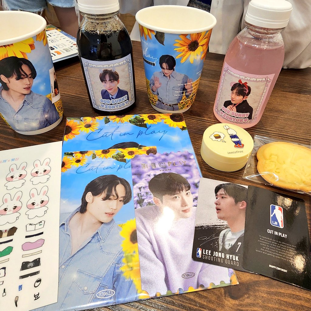 카페쿠키드 이조녁스럽게 아기자기한데 디테일👍🏻
아기조녁컵 당첨이라니...감사합니당🤧
#누구보다_빛날_종혁이의_생일
#OurBunnyZONYUKDay