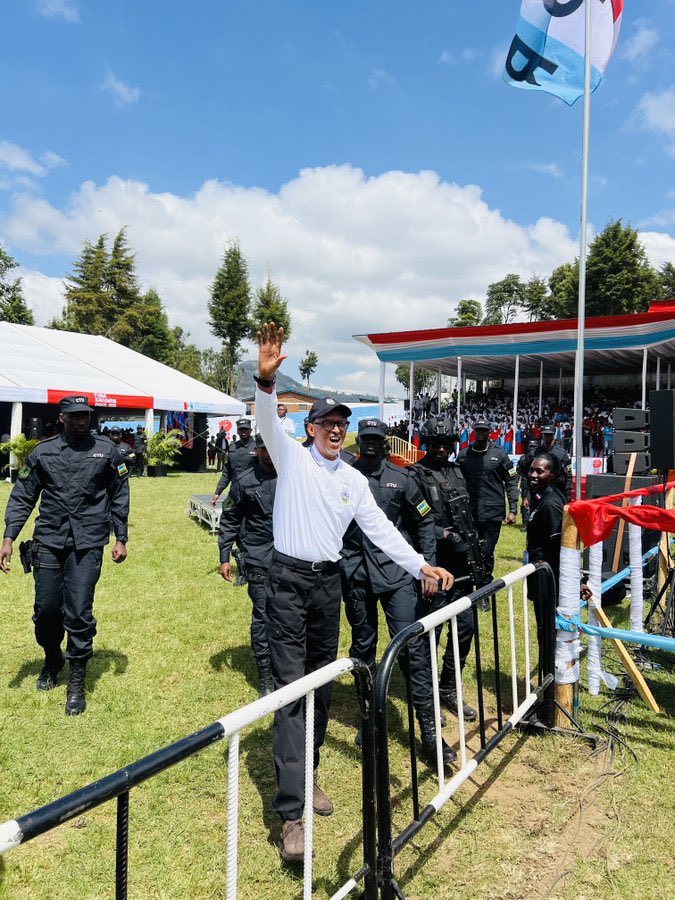 Fiona_Kamikazi's tweet image. Nta kintu cyiza nko kuba Umunyarwanda 🇷🇼 noneho by’akarusho nta cyiza nko kubabera Umuyobozi. ~ HE Paul Kagame 

📸: @kagced