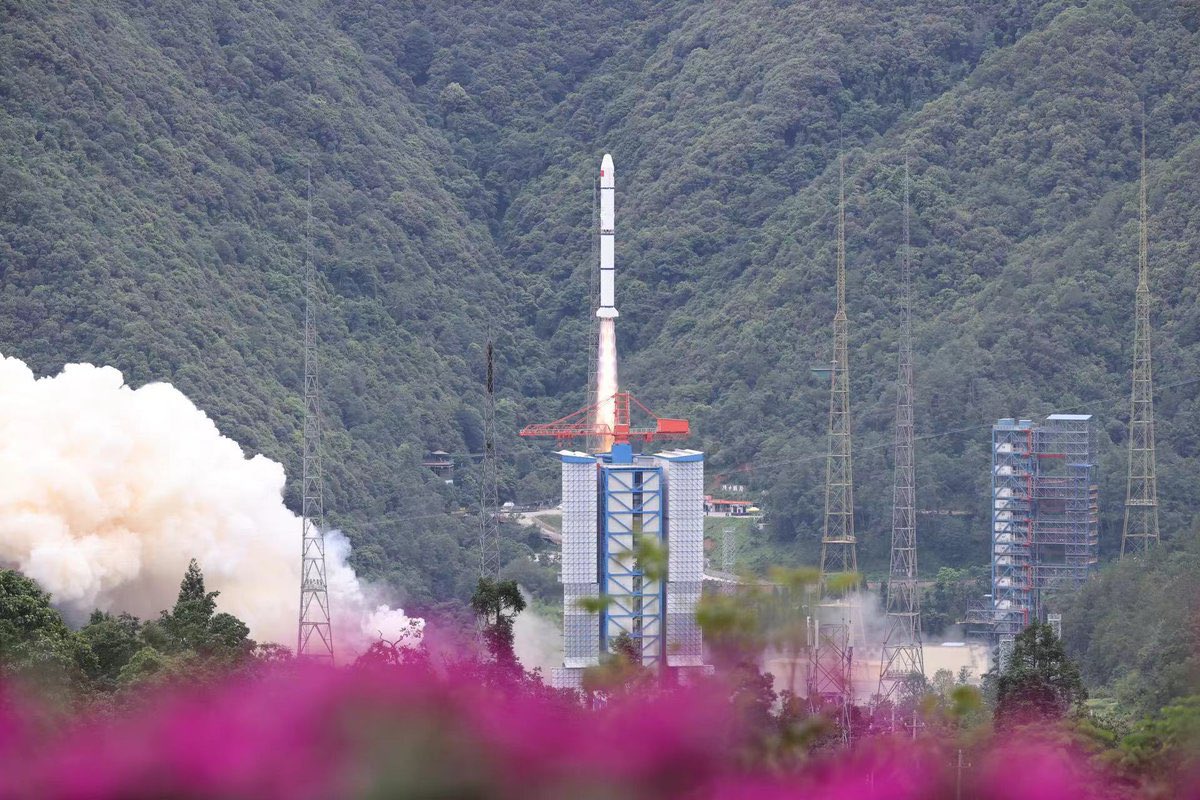 PointOrView's tweet photo. All you need to know about the historic SVOM, a French-Chinese gamma-ray burst mission. 🇨🇳🇫🇷🛰️ WATCH: https://t.co/Hn9SD9dfc8 
#chinaspace #SVOM #LongMarch2C https://t.co/22GspAky1Q