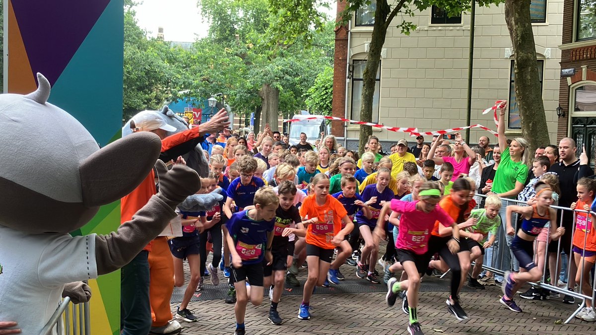 assenruns's tweet photo. En daar gaan de kids van groepen 6, 7 en 8 er vandoor vanaf de Torenlaan richting Hertenkamp. Aangemoedigd door de schattige mascottes van @Plateau_Assen en van @energy4all_nl. Succes allemaal! https://t.co/sqH7yGpzxV