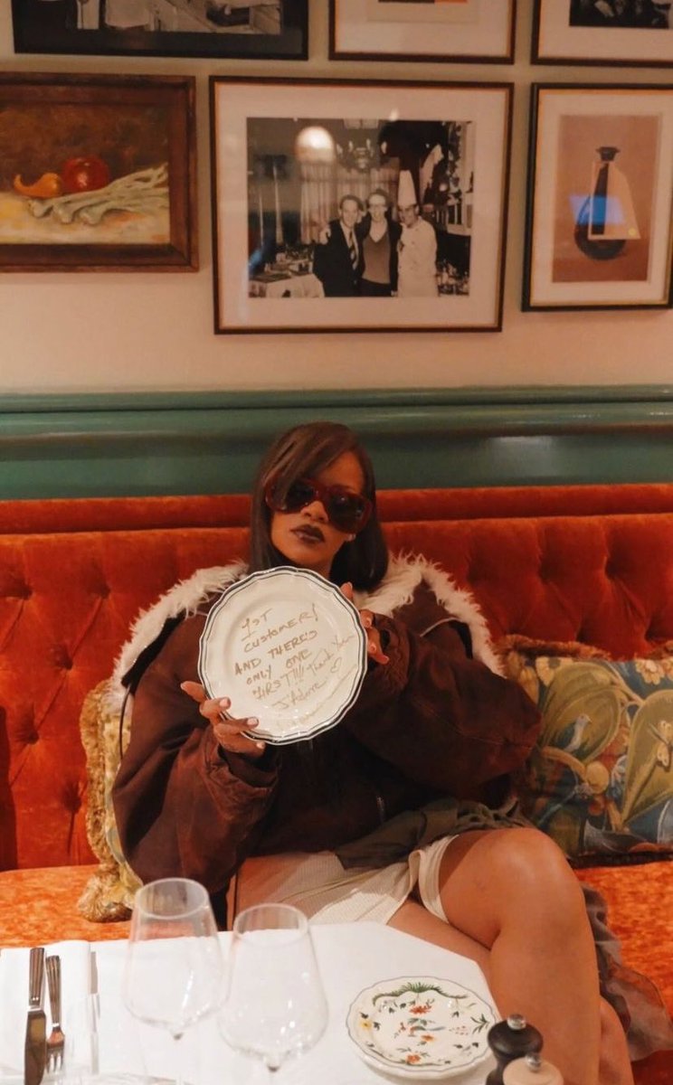 awgecentral's tweet photo. Rihanna At Zeffirino Restaurant Last Night https://t.co/LHSV3wLNJz