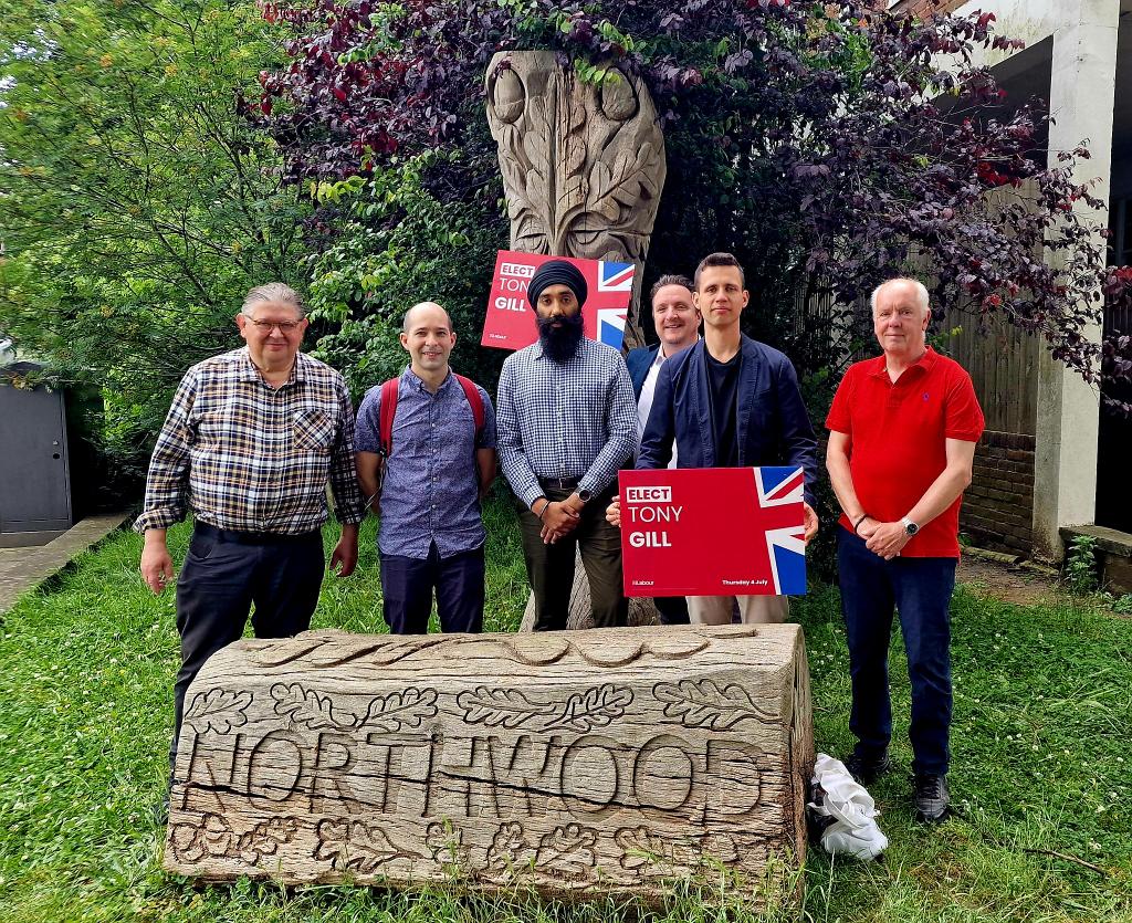 Proud to be backing <a href="/tony_gill91/">Cllr Tony Gill</a> to be Labour's first ever MP for Ruislip, Northwood + Pinner.

Residents have had enough of 14 years of Tory chaos and want a fresh start.

Great to be out leafleting with Tony in Northwood this morning talking to voters + fighting for every vote.