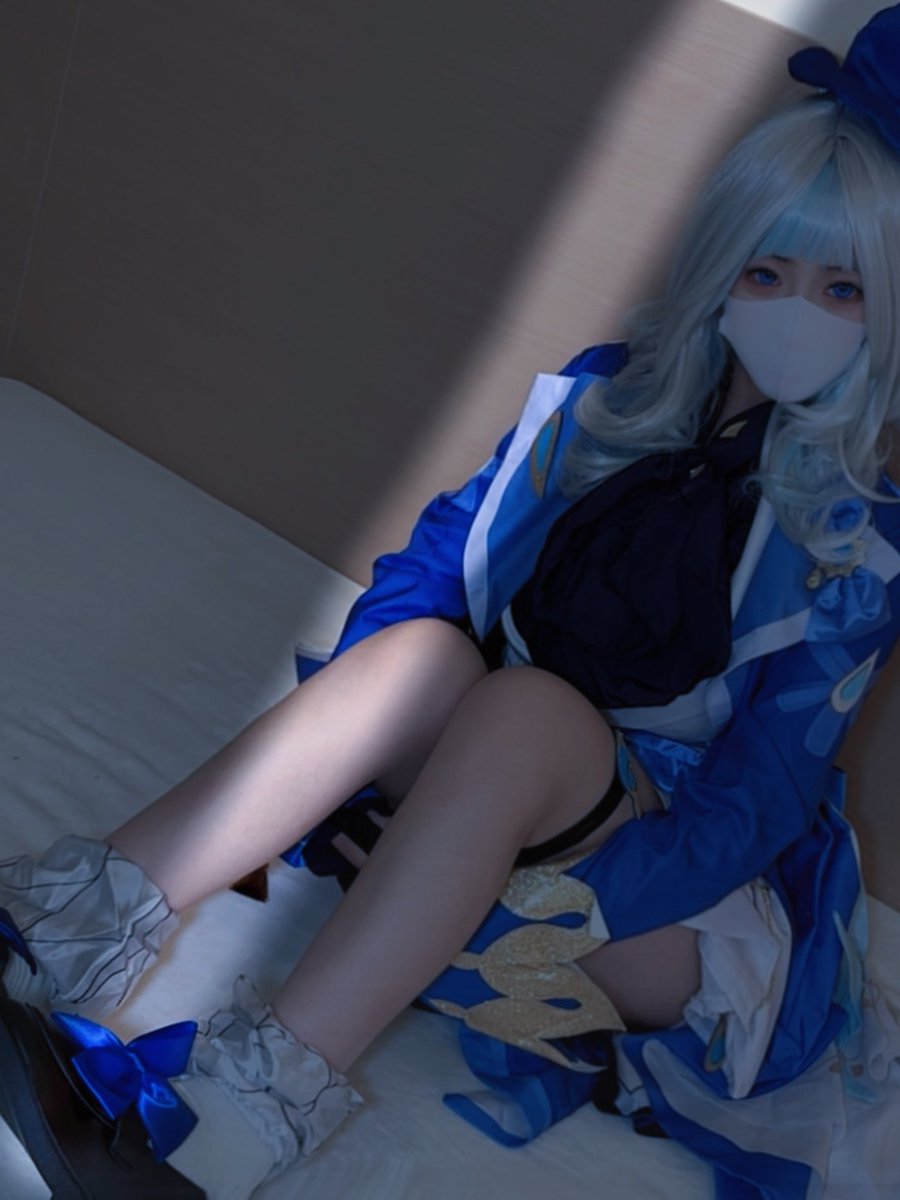 宝子们要求的芙宁娜cos要来了🥰 https://t.co/jeYkmIL2Ir