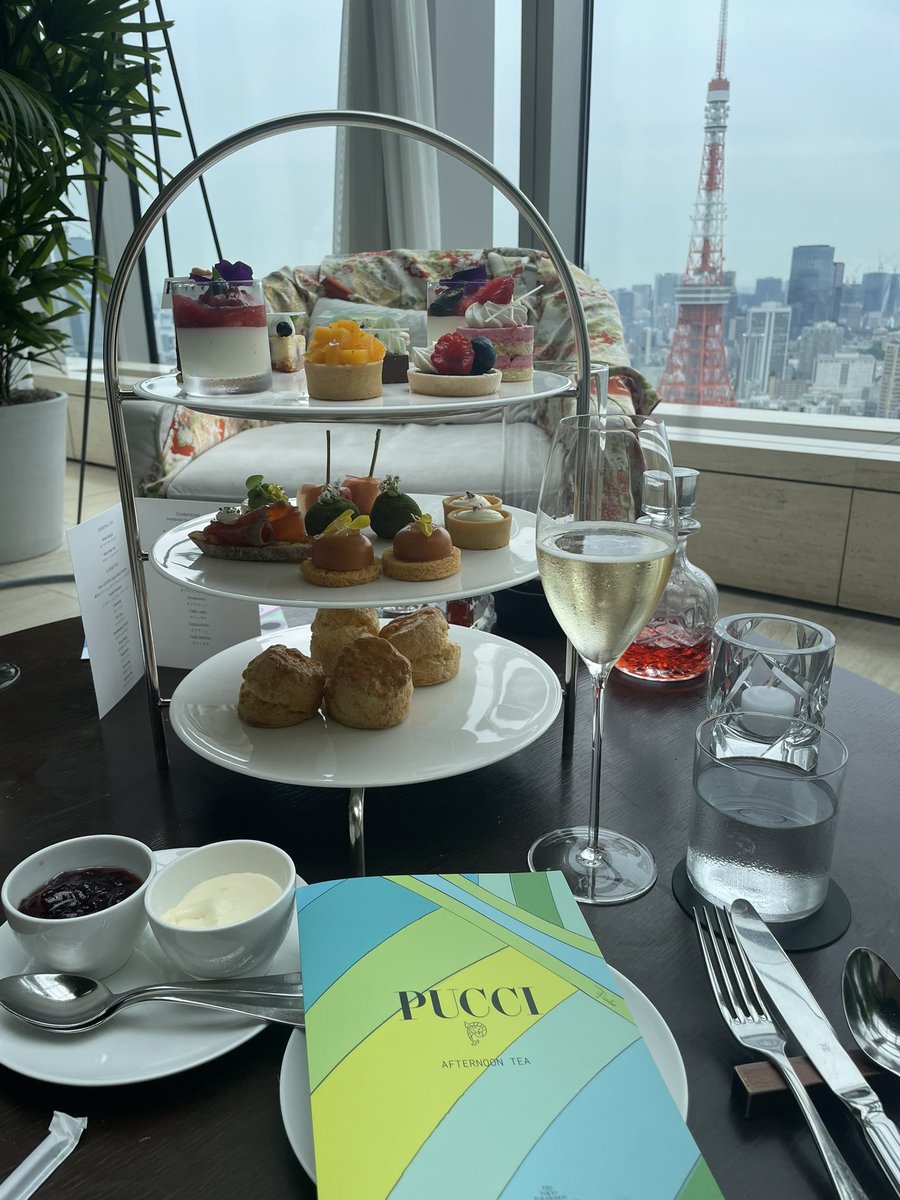 PIKO28983157's tweet image. (元女子)女子はこういうの好きよね❀(*´▽`*)♡❀
眺めが最高🗼
プッチコラボのアフタヌーンティー☕️🫖🥂🍾

#東京エディション虎ノ門