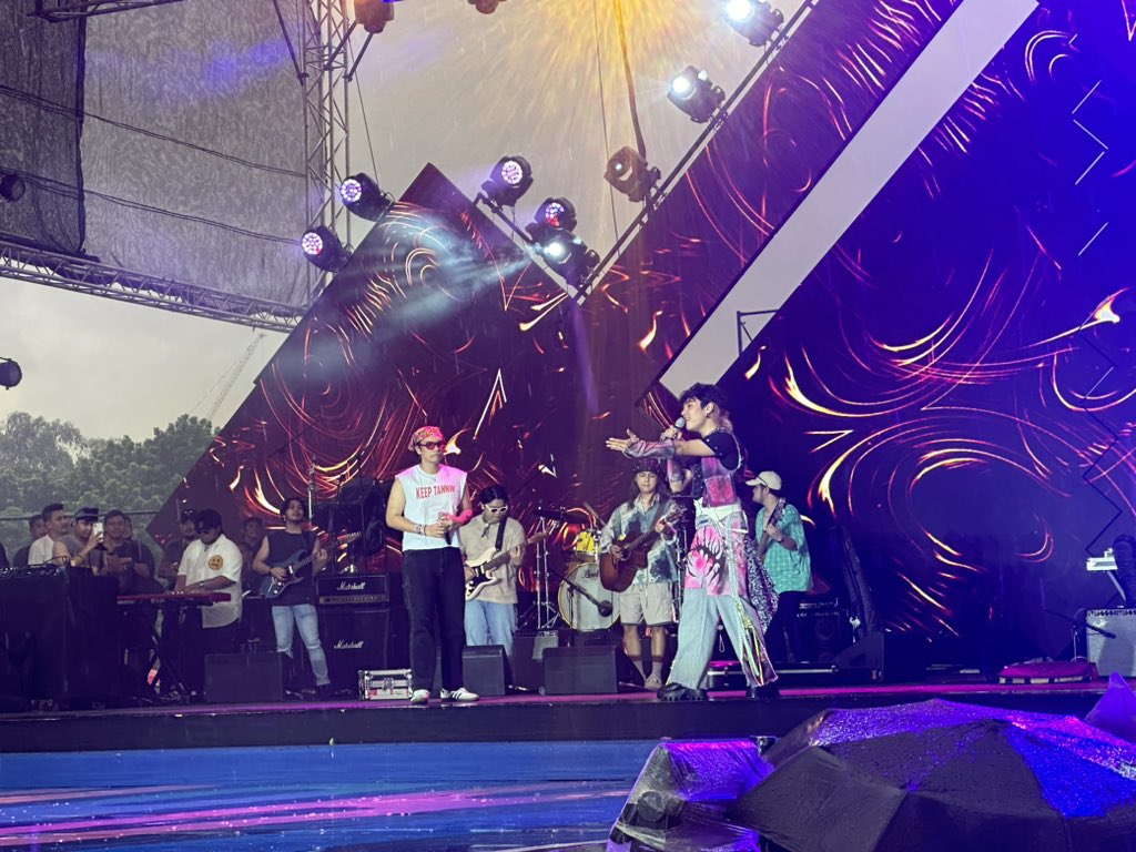 KAHIT LUMAKAS PA ANG ULAN, MAS MALAKAS ANG KANTAHAN AT PAGLOVELABAN NATIN! ✊🏼🌈🎶

Cup of Joe performs 'Wag Nalang' and 'Tingin' ❤️‍🔥

#LoveLaban2Everyone
#PridePH
#HappyEquality