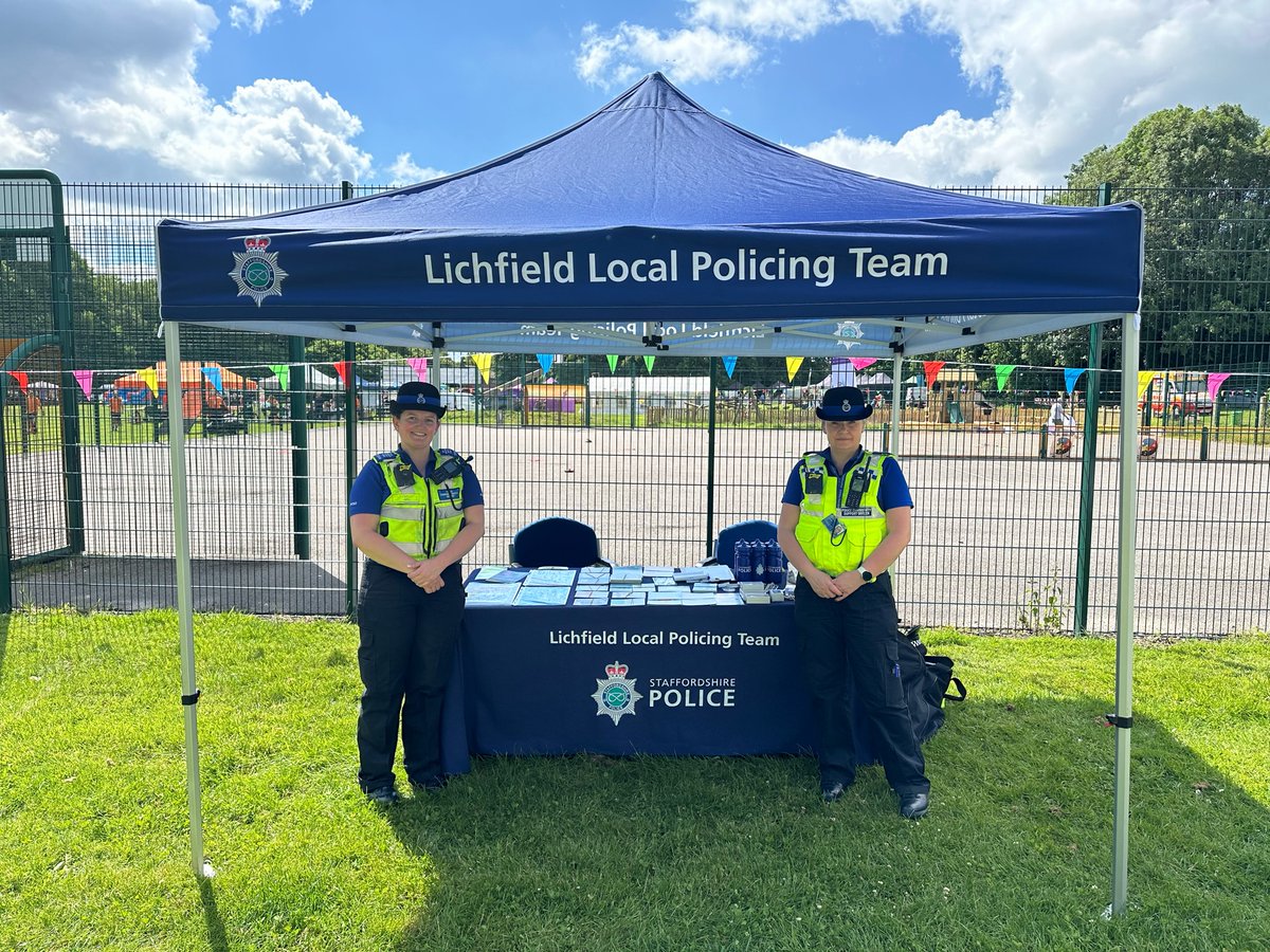 LichfieldPolice's tweet image. PCSO Horton and PCSO Small are at the Armitage with Handsacre Village Day until 5:00pm today. 

Please come and enjoy the sun, enjoy your day and meet one of your local officers. We are here to help with any concerns or answer any questions. 

#LichfieldNPT 
#Shift2 
#VillageDay