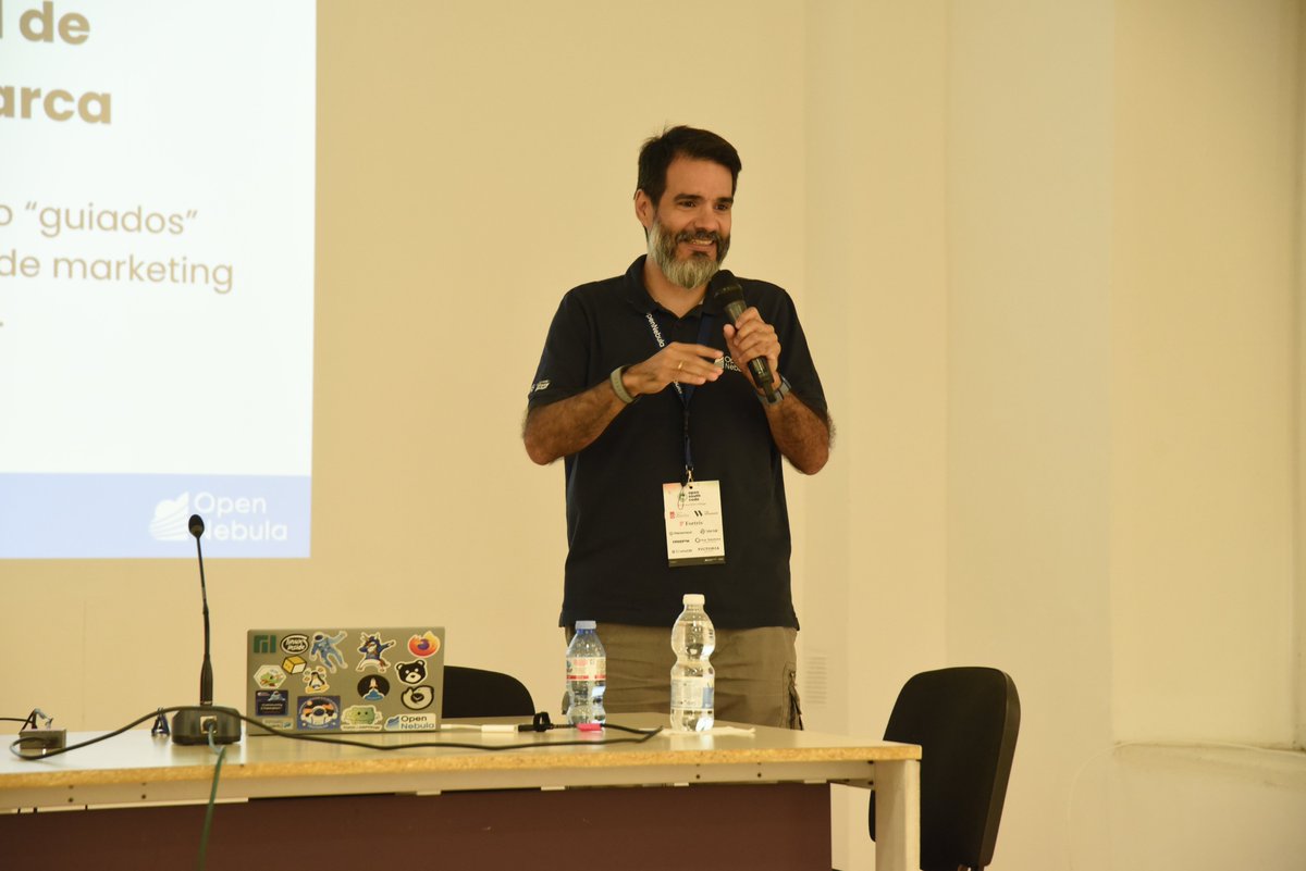 OpenSouthCode's tweet image. &quot;¿Se ha apropiado el Big Tech del concepto de Comunidad?&quot; con Francisco Picolini. 🌐 La importancia de las comunidades y su evolución. &quot;Cervezas como KPIs&quot; = la problemática de usar las comunidades en empresas como Marketing. 💡 #comunidad #tecnología #OpenSouthCode24