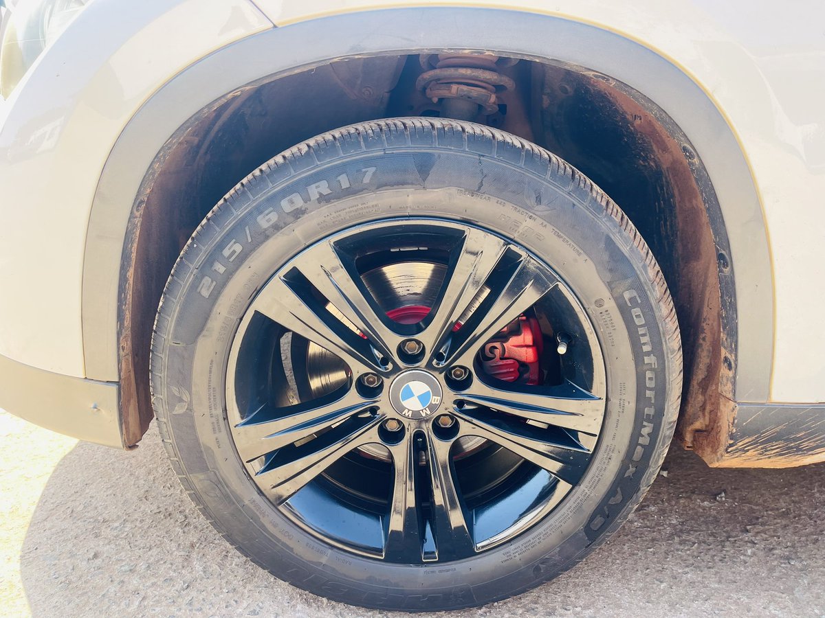 TroveTyre's tweet photo. Black rims on with some red tips? 

Yes ✅ https://t.co/5FLDA0ZiRI