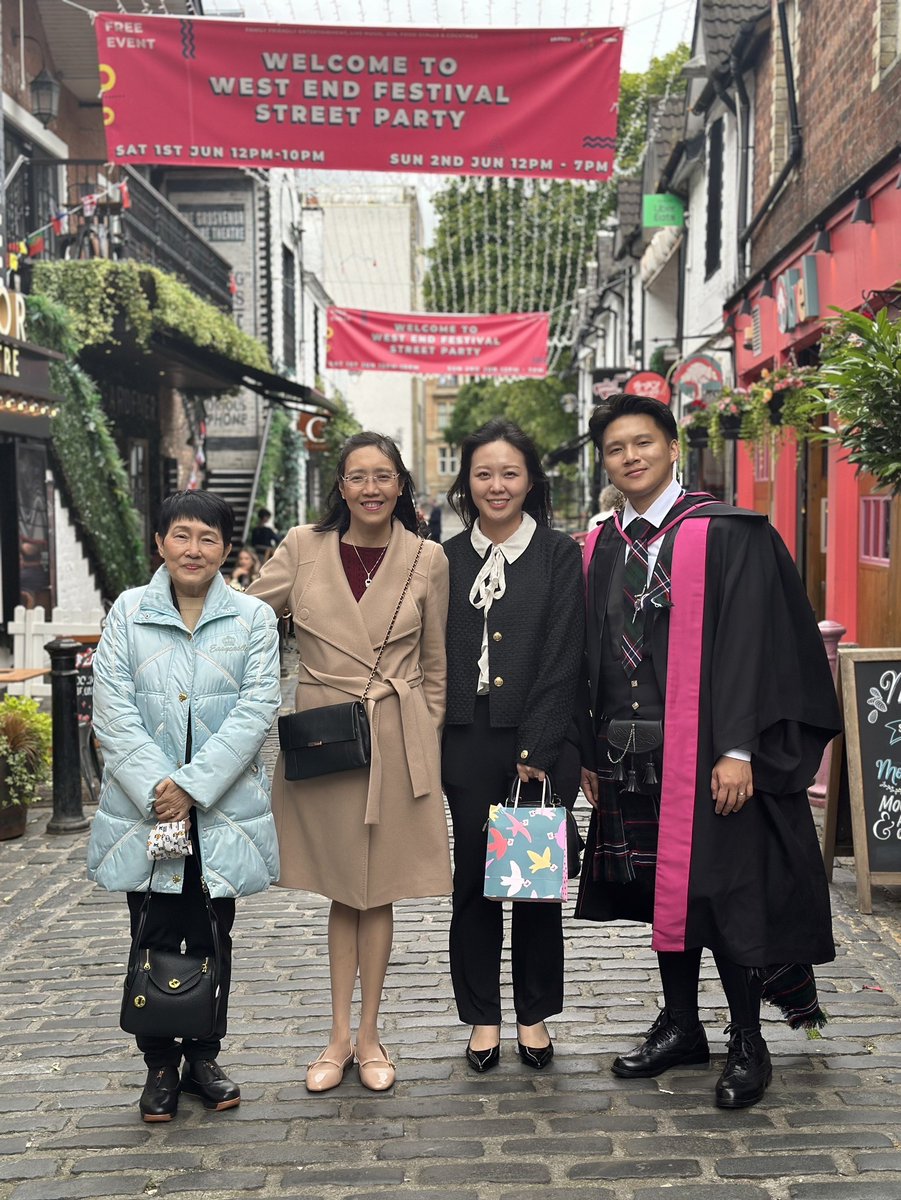 Graduations are simply magical!✨💞🪄

Warm wishes, love and celebrations prevail. It seems that all challenges encountered are now part of the past. A great feeling altogether! 💖

Everyone's smiles say it all! 😍😍