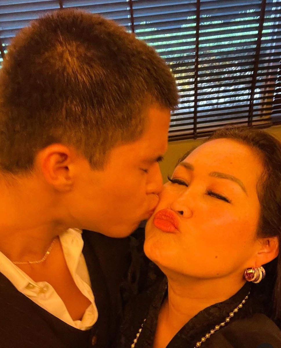 We love you Tita and Kyle

KYLE ECHARRI FANMEET