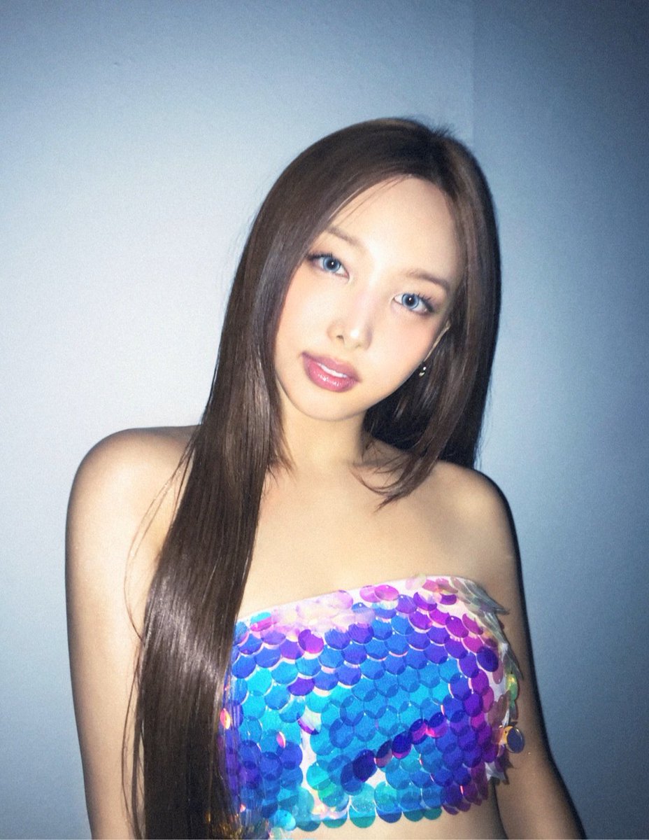 Lord__Dwight's tweet photo. What's in NAYEON's photo album? 📸

#NAYEON #나연 #ナヨン #TWICE #트와이스 #NA #ABCD #Nayeon2ndMiniAlbum
#NAYEON_NA #DIVE #ABCD2ndWin https://t.co/JycsLNrj80