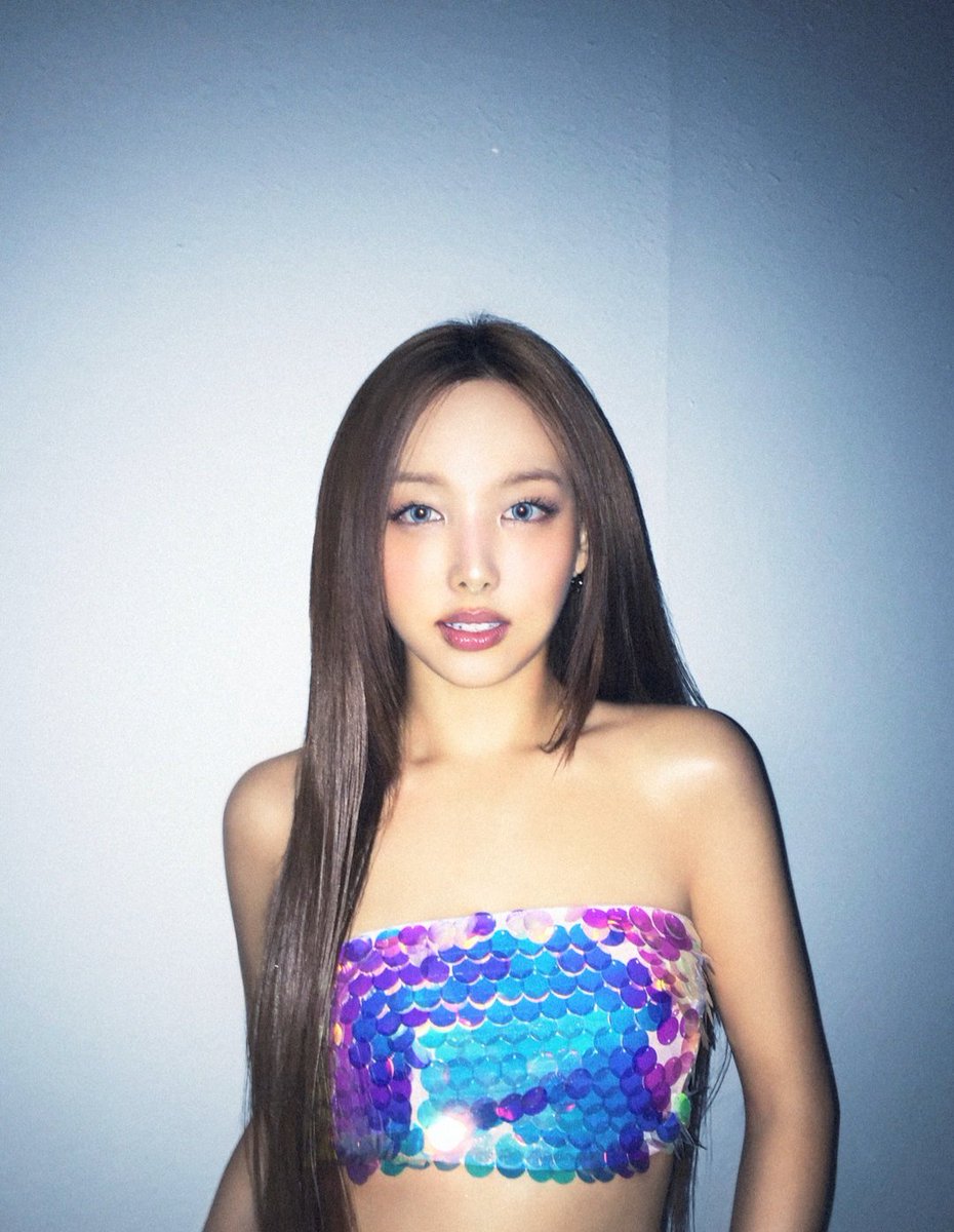 Lord__Dwight's tweet photo. What's in NAYEON's photo album? 📸

#NAYEON #나연 #ナヨン #TWICE #트와이스 #NA #ABCD #Nayeon2ndMiniAlbum
#NAYEON_NA #DIVE #ABCD2ndWin https://t.co/JycsLNrj80