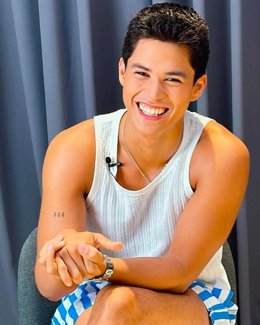 Himlay pag Ikaw na ngumiti

KYLE ECHARRI FANMEET