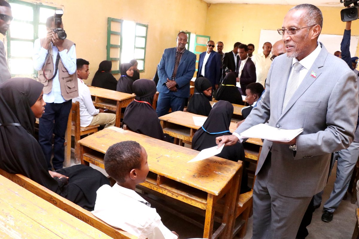 MediaMustaqbal's tweet photo. 38,489 oo Arday ayaa maanta u fadhiisatay #Imtixaanka Dugsiyada #Dhexe & #Sare ee #Somaliland waxaana daah-furay Madaxweyne Muuse Biixi Cabdi. πhttps://t.co/PBSjbnWWRN https://t.co/R3gvEcDWlh