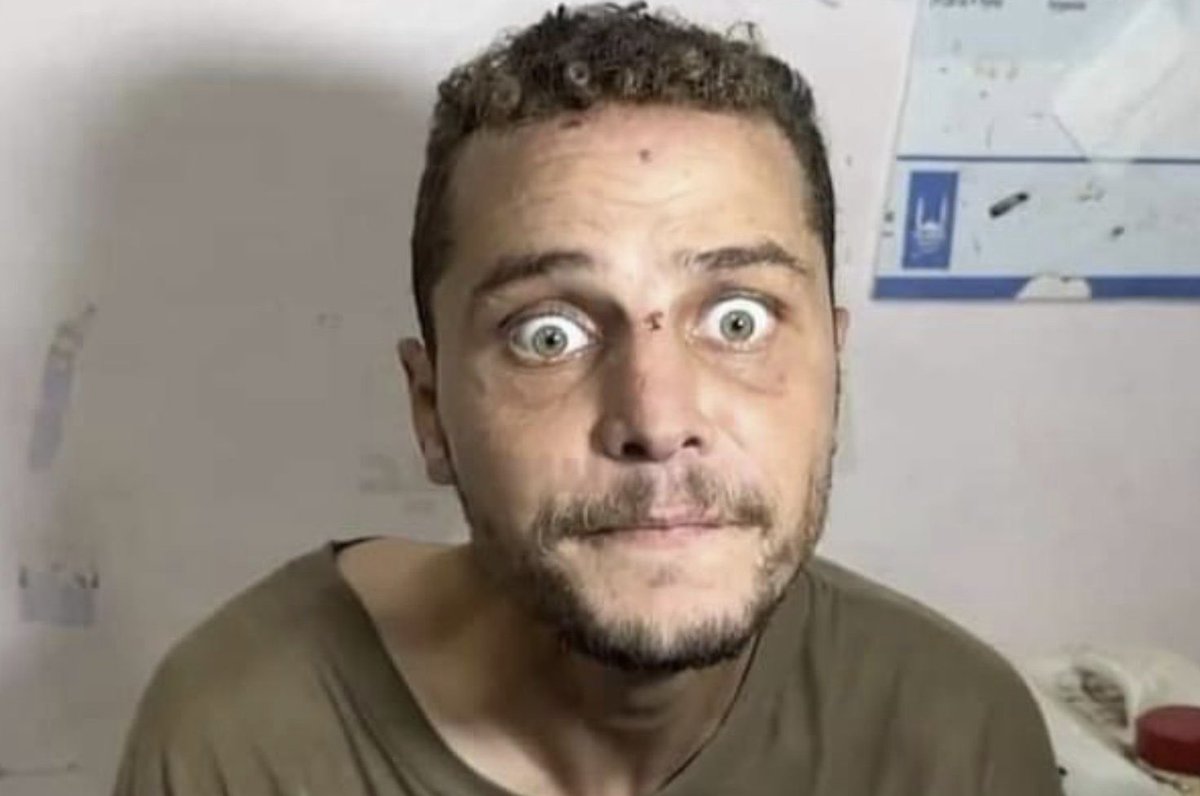 #فلسطين_قضية_الشرفاء
#إسرائيل_شر_مطلق
#بدر_دحلان
انا الشاهد،
وعيناي شاهدتان...
مسلسل حقد
على الأرض 
وكابوس
خلف قضبان...
أنا الشاهد،
وسأبقى أعاود المشهد
حد الإرهاب وأبعد...
أنا الشاهد،
وغربان سود
ويوم موعود..
أنا العائد،
لساني وعيناي شهود...