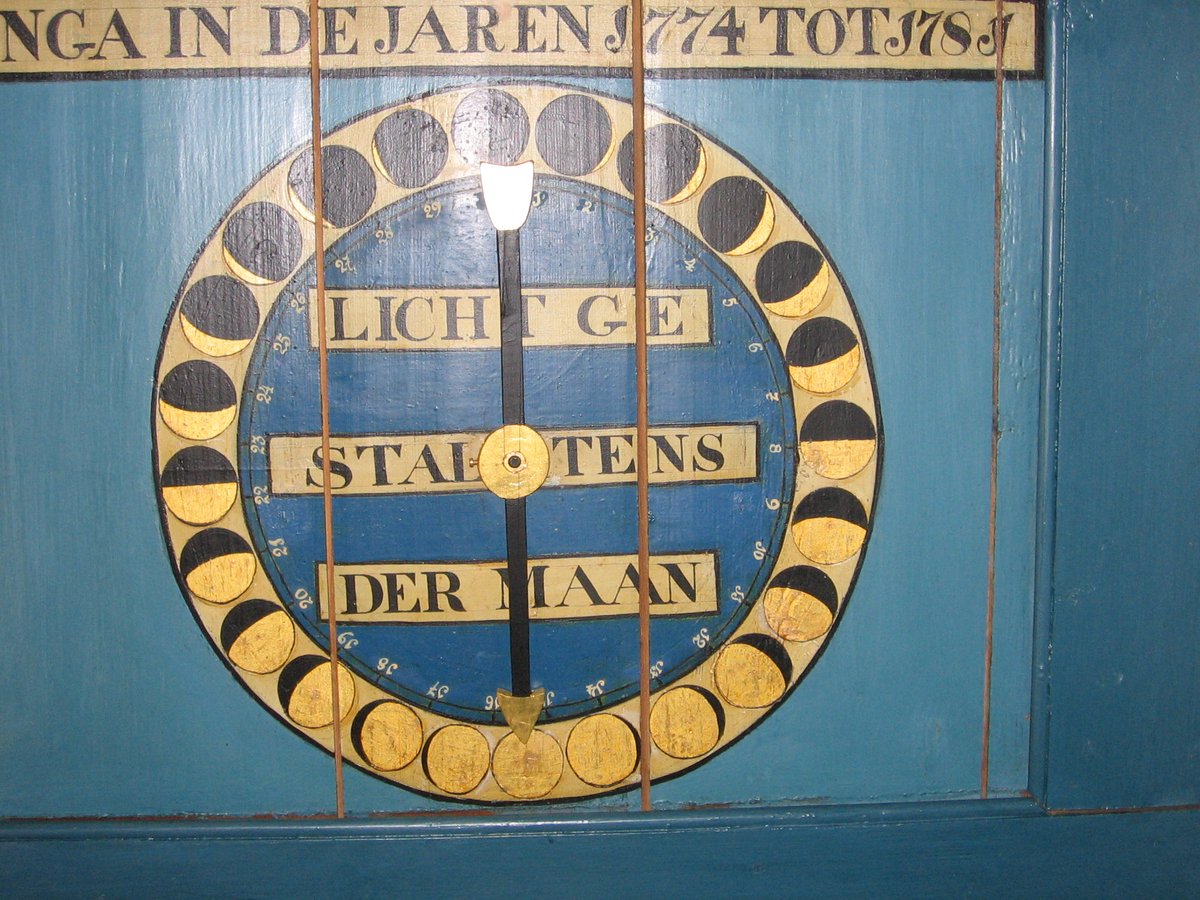EiseEisinga's tweet photo. Volle maan vannacht. Ook in het planetarium. Dat het volle maan is zie je de aan de schijngestalten van de maan, en aan het kleine goudkleurige maantje dat aan het plafond rond de aarde draait. #maan #volle maan #moon #fullmoon #planetarium #erfgoed #canon #museum #Franeker https://t.co/1kJy2ipmOl