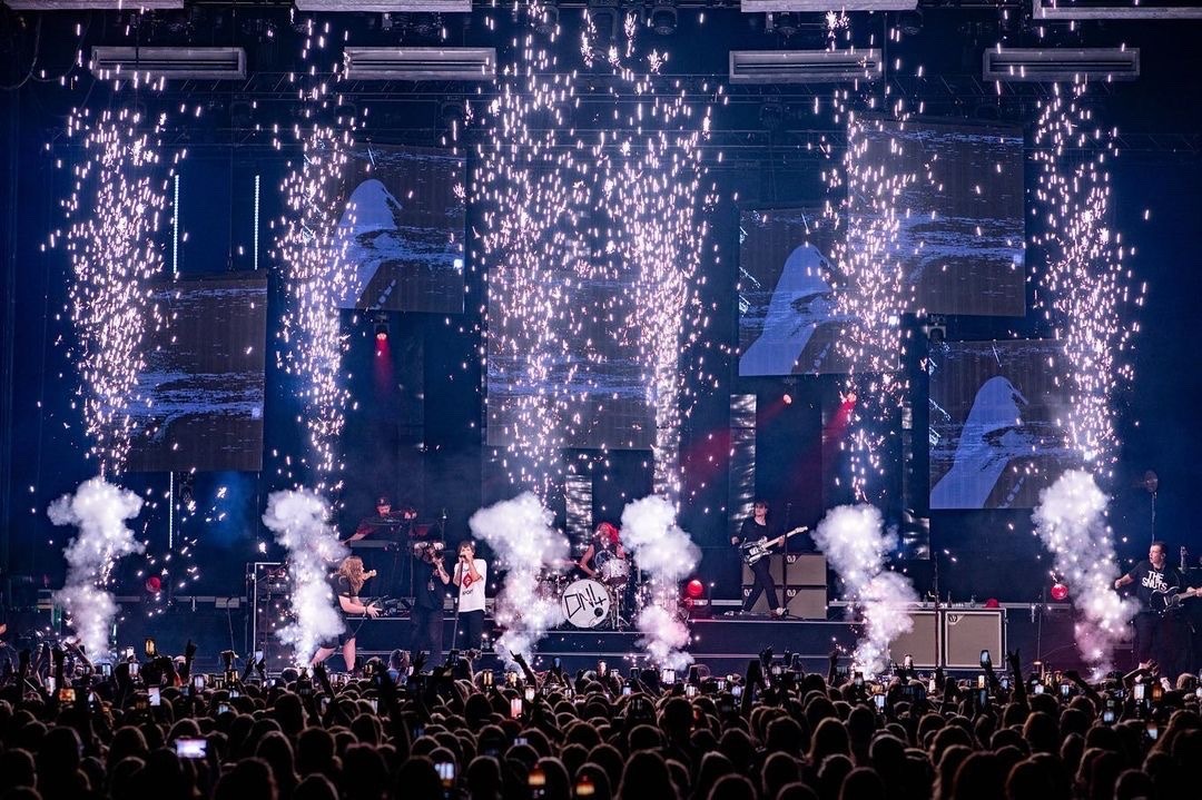 Iouistrings's tweet photo. The faith in the future tour visuals were everything https://t.co/aNxNfT4ehG